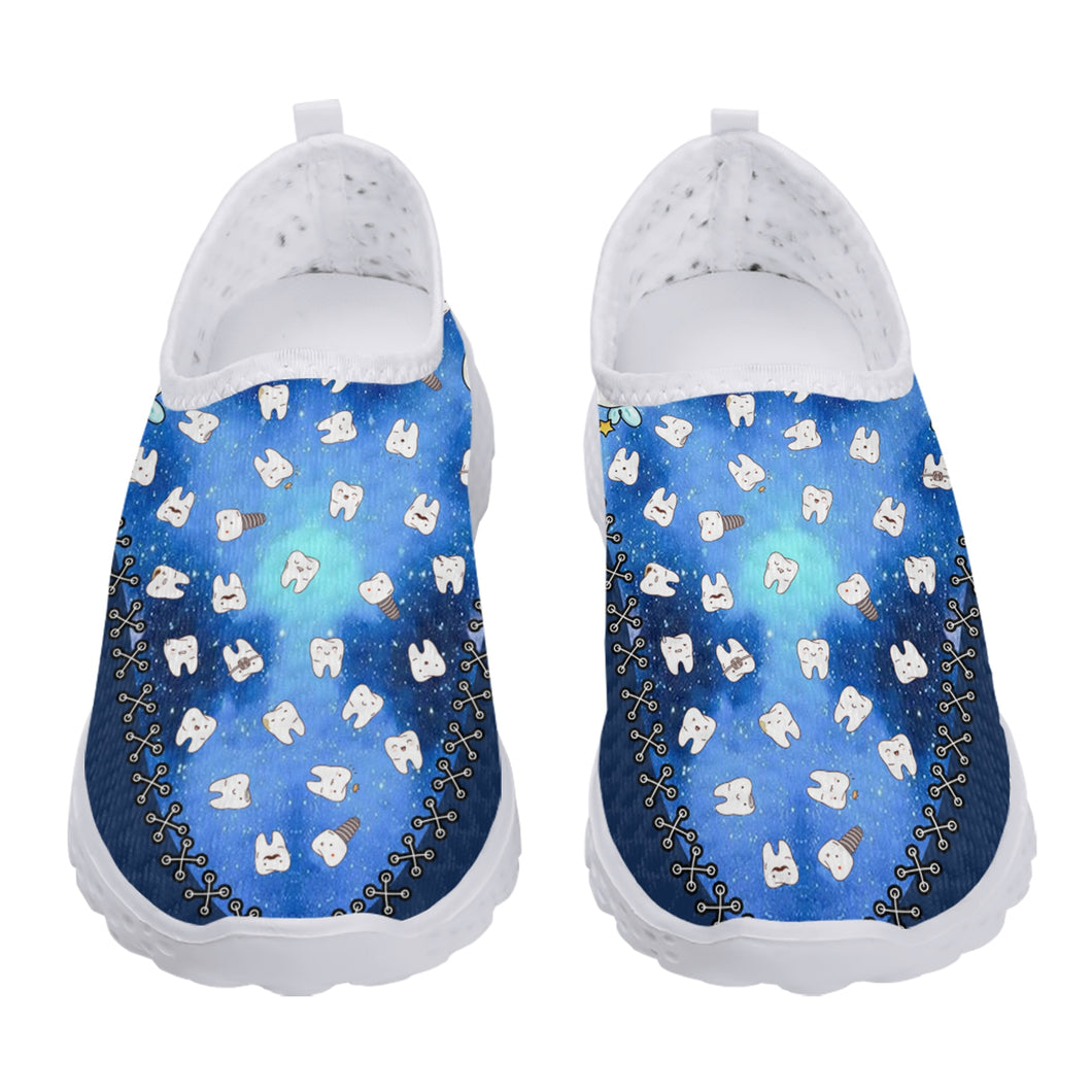 Zapatos de malla transpirables ligeros con diseño de dientes de dibujos animados de estrella azul zapatos de apartamento cómodos y suaves zapatos para caminar