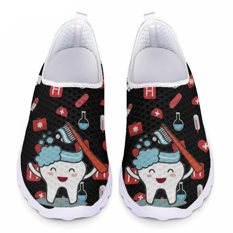 Zapatos informales de enfermera para mujer, zapatos planos con estampado Dental Kawaii, cómodos y transpirables, zapatos de malla sin cordones para verano