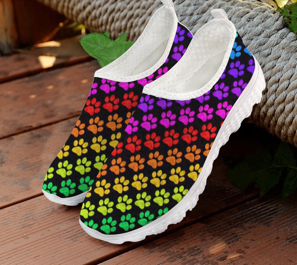 Zapatos informales de malla para mujer, zapatillas planas transpirables con estampado de huella de perro de Color arcoíris, zapatillas sin cordones para mujer 