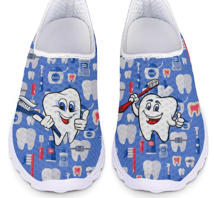 Zapatos planos de enfermera para mujer, gran oferta, diseño de marca de diente blanco de dibujos animados, zapatillas ligeras transpirables para mujer 