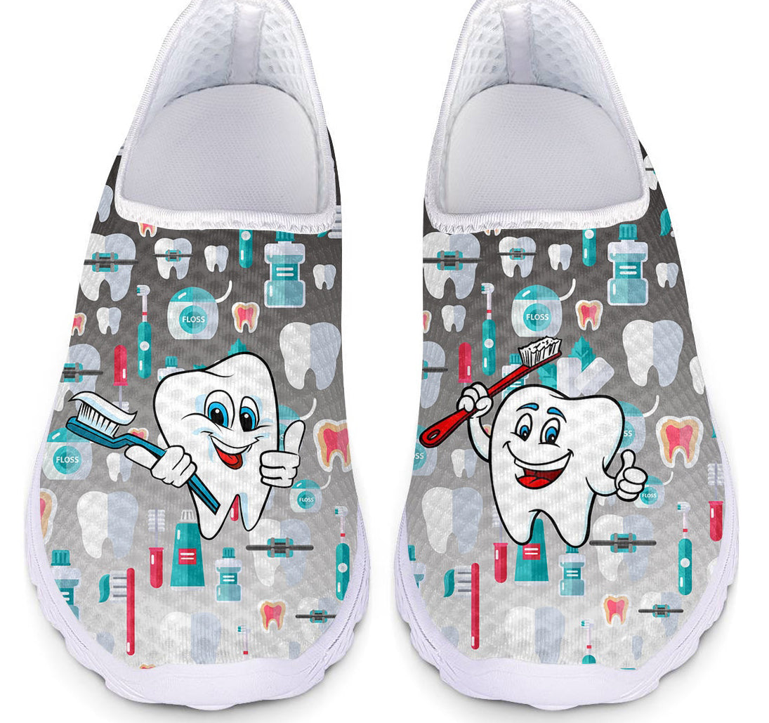 Zapatos planos de enfermera para mujer, gran oferta, diseño de marca de diente blanco de dibujos animados, zapatillas ligeras transpirables para mujer 
