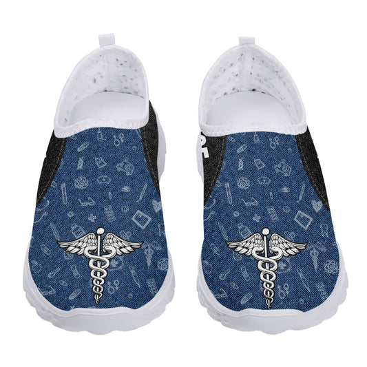 Zapatos de malla con logotipo de enfermera azul, zapatos ligeros y transpirables para el hogar, mocasines planos suaves y ligeros, zapatos informales sin cordones 