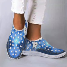 Cargar imagen en el visor de la galería, Zapatos de malla transpirables ligeros con diseño de dientes de dibujos animados de estrella azul zapatos de apartamento cómodos y suaves zapatos para caminar
