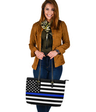 Cargar imagen en el visor de la galería, Bolso de mano grande de piel sintética con bandera de la policía de línea azul fina
